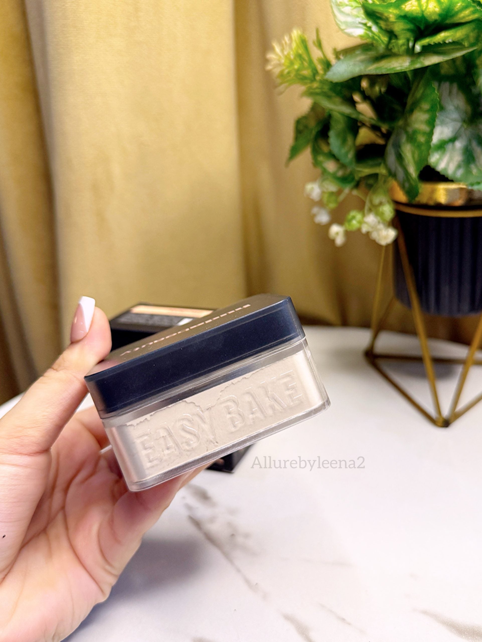 Huda Beauty Easy Bake Loose Baking & Setting Powder.